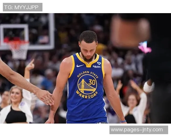 勇士喜迎胜利时刻库里灿笑瞬间成为海报焦点